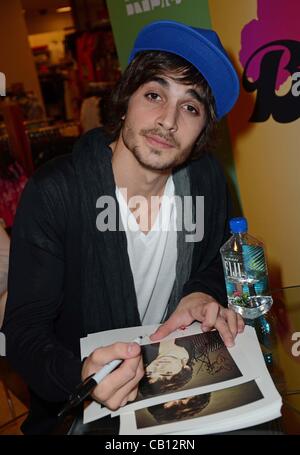 Fiuk im Ankunftsbereich für unregelmäßige Magazin Brasilien Thema Launch Party, Macy's Herald Square, New York, NY 17. Mai 2012. Foto von: Derek Sturm/Everett Collection Stockfoto