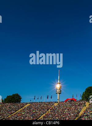 Olympiaturm Und Stadion Fussballstadion, Innenansicht, Lichtmast, Energie, Scheinwerfer, Fluter, Licht, Sonne, Reflektion, Strahl, herausragendsten 1. FFC FRANKFURT - OLYMPIQUE LYON (0 -2) Fussball DAMEN UEFA Champions League Finale, Olympiastadion Muenchen, 17.05.2012 CL-Saison 2011/2012-Fotograf: Pe Stockfoto