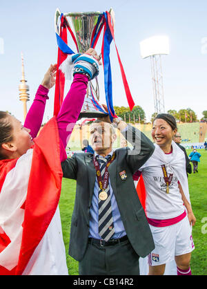Patrice LAIR Trainer Olyimpique Lyonnais Damen Mit Ami OTAKI, LYON Damen 22 Jubelt Mit Champions League Pokal, Jubel, Jubel, Freude, Schlagzeuggeschäft, Feiern, Lachen, Jubelt, Freuen, Reisst sterben Arme Hoch, Ballt Die Faust 1. FFC FRANKFURT - OLYMPIQUE LYON (0 -2) Fussball DAMEN UEFA Champions League Fina Stockfoto