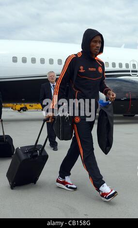 18.05.2012.Munich Flughafen, Deutschland. Didier Drogba wird gesehen, wie die Chelsea-Team vor der UEFA Champions League Finale zwischen Bayern München und Chelsea am Flughafen München am 18. Mai 2012 in München ankommen. Stockfoto