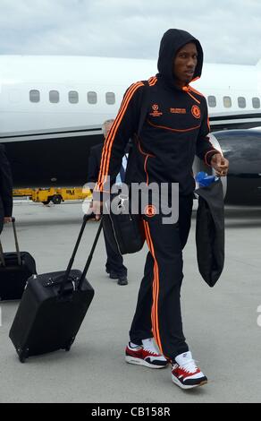 18.05.2012.Munich Flughafen, Deutschland. Didier Drogba wird gesehen, wie die Chelsea-Team vor der UEFA Champions League Finale zwischen Bayern München und Chelsea am Flughafen München am 18. Mai 2012 in München ankommen. Stockfoto