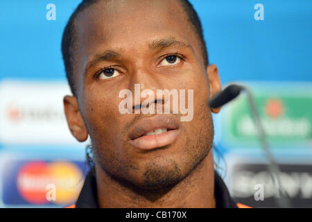 18.05.2012. München, Deutschland.   Didier Drogba blickt auf in der Chelsea-Pressekonferenz vor der UEFA Champions League Finale zwischen FC Bayern Muenchen und Chelsea an der Fußball-Arena-M am 18. Mai 2012 in München. Stockfoto