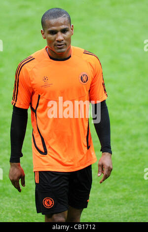 18.05.2012. München, Deutschland.  Chelsea Spieler Florent Malouda reagiert während ihres Teams Trainingseinheit im Fußball Arena M in München, Deutschland, 18. Mai 2012. FC Chelsea wird FC Bayern München in der Fußball-UEFA Champions League Finale in München am 19. Mai 2012 zu stellen. Stockfoto