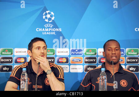 18.05.2012. München, Deutschland.   Frank Lampard (L) und Didier Drogba blicken auf während der Chelsea-Pressekonferenz vor der UEFA Champions League Finale zwischen FC Bayern Muenchen und Chelsea an der Fußball-Arena-M am 18. Mai 2012 in München. Stockfoto