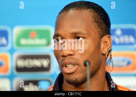 18.05.2012. München, Deutschland.   Didier Drogba blickt auf in der Chelsea-Pressekonferenz vor der UEFA Champions League Finale zwischen FC Bayern Muenchen und Chelsea an der Fußball-Arena-M am 18. Mai 2012 in München. Stockfoto