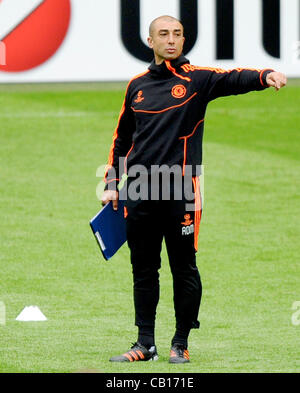 18.05.2012. München, Deutschland.  Chelseas Trainer Roberto Di Matteo reagiert während ihres Teams Trainingseinheit im Fußball Arena M in München, Deutschland, 18. Mai 2012. FC Chelsea wird FC Bayern München in der Fußball-UEFA Champions League Finale in München am 19. Mai 2012 zu stellen. Stockfoto