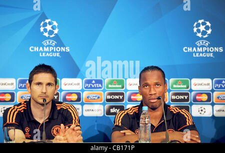 18.05.2012. München, Deutschland.   Frank Lampard (L) und Didier Drogba blicken auf während der Chelsea-Pressekonferenz vor der UEFA Champions League Finale zwischen FC Bayern Muenchen und Chelsea auf dem Fu Ball Arena München am 18. Mai 2012 in München. Stockfoto