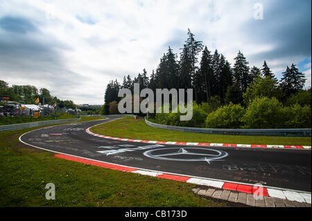 Die leeren Hatzenbach Streckenabschnitt im Zeittraining zum Nürburgring 24-Stunden-Rennen in der Nähe von Nurburg, Deutschland am 18. Mai 2012. Foto: Matt Jacques Stockfoto