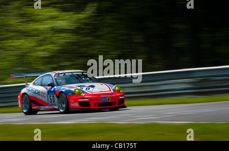 Andreas Gulden (GER) / Niclas Kentenich (GER) #50 SP7 Raceunion Teichmann Racing Porsche 911 GT3 Cup im Zeittraining zum Nürburgring 24-Stunden-Rennen in der Nähe von Nurburg, Deutschland am 18. Mai 2012 fahren. Foto: Matt Jacques Stockfoto