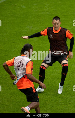 18.05.2012-München, Deutschland. Côte d ' Ivoire Chelseas Didier Drogba und Chelseas englischen Verteidiger John Terry weiterleiten während der offiziellen Chelsea training für 2012 UEFA Champions League Finale in der Allianz Arena München obligatorisch gespielt credit Mitchell Gunn. Stockfoto