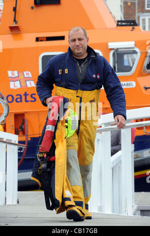 3 Fischer fürchteten Ertrunkenen nach ihrer Weymouth basierend Fischerboot "Purbeck Isle" vermisst. Luft- und Seefracht Hauptsearch wurde im Gange mit drei Marine Kriegsschiffe; die Royal Fleet Auxiliary Welle Herrscher und HMS York, eine Art 42 Zerstörer und ein Versorgungsschiff der amerikanischen Marine, 2nd Lt John P Stockfoto