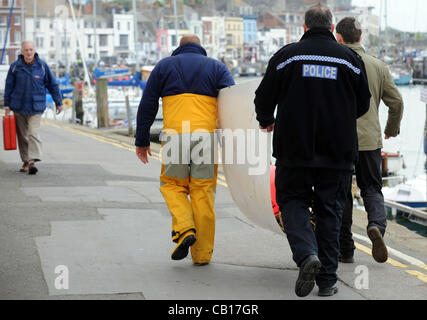 3 Fischer fürchteten Ertrunkenen nach ihrer Weymouth basierend Fischerboot "Purbeck Isle" vermisst. Luft- und Seefracht Hauptsearch wurde im Gange mit drei Marine Kriegsschiffe; die Royal Fleet Auxiliary Welle Herrscher und HMS York, eine Art 42 Zerstörer und ein Versorgungsschiff der amerikanischen Marine, 2nd Lt John P Stockfoto