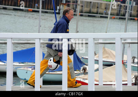 3 Fischer fürchteten Ertrunkenen nach ihrer Weymouth basierend Fischerboot "Purbeck Isle" vermisst. Luft- und Seefracht Hauptsearch wurde im Gange mit drei Marine Kriegsschiffe; die Royal Fleet Auxiliary Welle Herrscher und HMS York, eine Art 42 Zerstörer und ein Versorgungsschiff der amerikanischen Marine, 2nd Lt John P Stockfoto