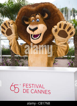 MA gekleidet als Zeichentrickfigur "Alex" beim Fototermin für den Film "Madagascar 3: Europas Most Wanted'' 65. Cannes Film Festival 2012 Palais des Festival, Cannes, Frankreich Freitag, 18. Mai 2012 Stockfoto