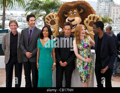 L-r: Martin Short (Schauspieler), David Schwimmer (Schauspieler), Jada Pinkett Smith (Schauspielerin), Ben Stiller (Schauspieler), Mann gekleidet als Zeichen "Alex", Jessica Chastain (Schauspielerin), Chris Rock (Schauspieler) bei Photocall für film "Madagascar 3: Europas Most Wanted'' 65. Cannes Film Festival 2012 Palais des Festival, Cann Stockfoto