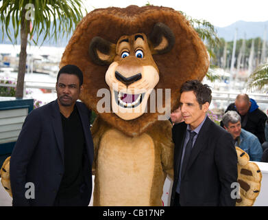 L-r: Chris Rock (Schauspieler), als Mann verkleidet Charakter 'Alex', Ben Stiller (Schauspieler) beim Fototermin für den Film "Madagascar 3: Europas Most Wanted'' 65. Cannes Film Festival 2012 Palais des Festival, Cannes, Frankreich Freitag, 18. Mai 2012 Stockfoto