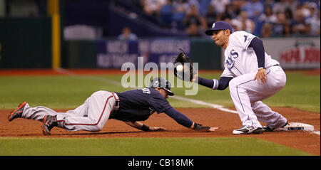 18. Mai 2012 - St. Petersburg, FL, USA - SP 353232 FOUN RAYS 6.EDMUND D. Brunnen | Zeiten. (18.05.2012 St.Petersburg) Atlanta Braves Zwischenstopp Tyler Pastomicky taucht zurück zur ersten Base auf eine Rückgabe Versuch durch Strahlen erster Basisspieler Carlos Pena im zweiten Inning. Die Tampa Bay Rays spielte die Atlanta Stockfoto