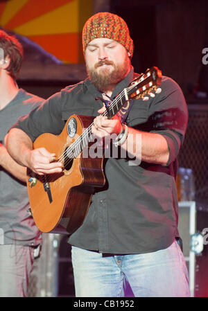 11. Mai 2012 - Raleigh, North Carolina; USA - führt Musiker ZAC BROWN der Zac Brown Band live als ihre 2012 Tour macht Halt in der Time Warner Cable Musikpavillon mit Sitz in Raleigh. Copyright 2012 Jason Moore. (Kredit-Bild: © Jason Moore/ZUMAPRESS.com) Stockfoto