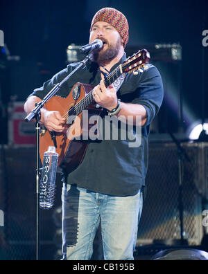 11. Mai 2012 - Raleigh, North Carolina; USA - führt Musiker ZAC BROWN der Zac Brown Band live als ihre 2012 Tour macht Halt in der Time Warner Cable Musikpavillon mit Sitz in Raleigh. Copyright 2012 Jason Moore. (Kredit-Bild: © Jason Moore/ZUMAPRESS.com) Stockfoto