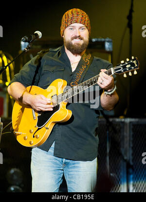 11. Mai 2012 - Raleigh, North Carolina; USA - führt Musiker ZAC BROWN der Zac Brown Band live als ihre 2012 Tour macht Halt in der Time Warner Cable Musikpavillon mit Sitz in Raleigh. Copyright 2012 Jason Moore. (Kredit-Bild: © Jason Moore/ZUMAPRESS.com) Stockfoto