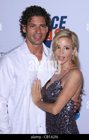 DIMITRI CHARALAMBOPOULOS & CAMILLE GRAMMER 19. jährliche RACE TO ERASE Frau GALA BEVERLY HILLS LOS ANGELES Kalifornien USA 18 Mai Stockfoto