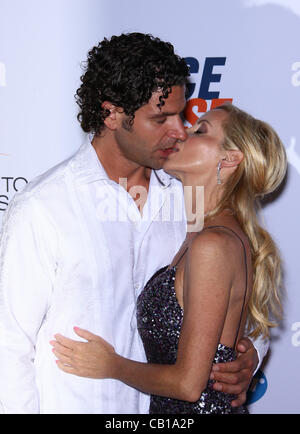 DIMITRI CHARALAMBOPOULOS & CAMILLE GRAMMER 19. jährliche RACE TO ERASE Frau GALA BEVERLY HILLS LOS ANGELES Kalifornien USA 18 Mai Stockfoto