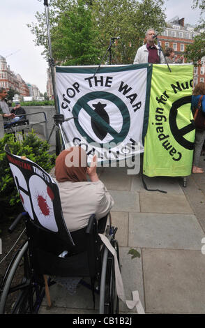 Jeremy Corbyn bei Stop The War Koalition und anti-Nato-Protest vor der amerikanischen Botschaft zu sprechen. Samstag, 19. Mai 2012 Stockfoto