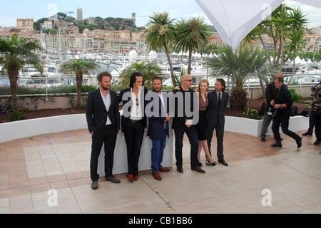 19. Mai 2012 - Cannes, Frankreich - CANNES, Frankreich - Mai 19: (L-R) Schauspieler Jason Clarke, Drehbuchautor Nick Cave, Schauspieler Tom Hardy, Regisseur John Hillcoat, Schauspielerin Jessica Chastain und Schauspieler Shia LaBeouf besuchen die "Lawless" Fototermin während der 65. Annual Cannes Film Festival im Palais des Festivals auf Ma Stockfoto