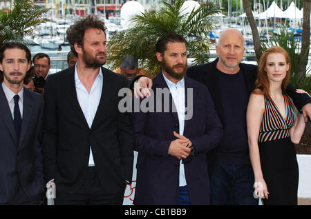 19. Mai 2012 - Cannes, Frankreich - CANNES, Frankreich - Mai 19: (L-R) Schauspieler Jason Clarke, Drehbuchautor Nick Cave, Schauspieler Tom Hardy, Regisseur John Hillcoat, Schauspielerin Jessica Chastain und Schauspieler Shia LaBeouf besuchen die "Lawless" Fototermin während der 65. Annual Cannes Film Festival im Palais des Festivals auf Ma Stockfoto