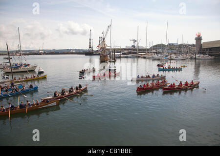 Cornish Gig Boote vor dem National Maritime Museum Cornwal, welche Turm wurde in Falmouth ganz eigene Fackel verwandelt. Stockfoto