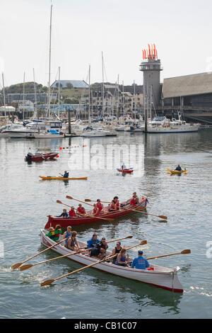 Cornish Gig Boote vor dem National Maritime Museum Cornwal, welche Turm wurde in Falmouth ganz eigene Fackel verwandelt. Stockfoto