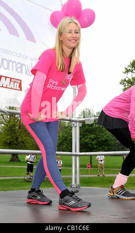 Blenheim Palace, England - Denise Van Outen in der rosa Ribbonwalk in Blenheim Palace, Woodstock, Oxfordshire - 19. Mai 2012 Foto von Menschen drücken Stockfoto