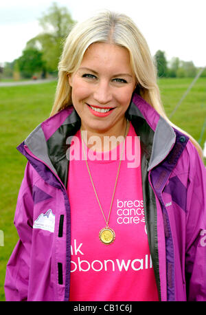 Blenheim Palace, England - Denise Van Outen in der rosa Ribbonwalk in Blenheim Palace, Woodstock, Oxfordshire - 19. Mai 2012 Foto von Menschen drücken Stockfoto