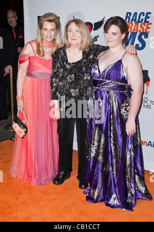 Nancy Davis, Teri Garr, Molly O'Neil in Anwesenheit für 19. jährliche Race to Erase MS Glam Rock-Event, The Hyatt Regency Century Plaza Hotel, Los Angeles, CA 18. Mai 2012. Foto von: Emiley Schweich/Everett Collection Stockfoto