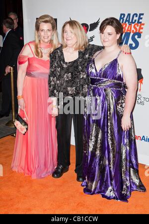 Nancy Davis, Teri Garr, Molly O'Neil in Anwesenheit für 19. jährliche Race to Erase MS Glam Rock-Event, The Hyatt Regency Century Plaza Hotel, Los Angeles, CA 18. Mai 2012. Foto von: Emiley Schweich/Everett Collection Stockfoto