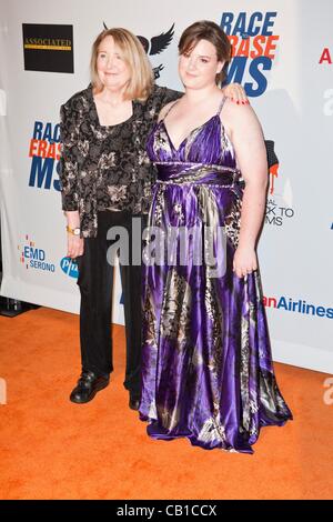 Nancy Davis, Teri Garr, Molly O'Neil in Anwesenheit für 19. jährliche Race to Erase MS Glam Rock-Event, The Hyatt Regency Century Plaza Hotel, Los Angeles, CA 18. Mai 2012. Foto von: Emiley Schweich/Everett Collection Stockfoto