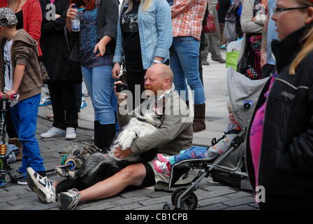 Bridgend Mash up Street Festival 19. Mai 2012 skateboarding live bands mit bunten Menschen alle genießen eine lustige Familientag Stockfoto