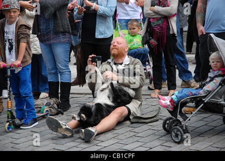 Bridgend Mash up Street Festival 19. Mai 2012 skateboarding live bands mit bunten Menschen alle genießen eine lustige Familientag Stockfoto