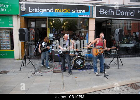 Bridgend Mash up Street Festival 19. Mai 2012 skateboarding live bands mit bunten Menschen alle genießen eine lustige Familientag Stockfoto