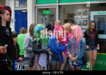 Bridgend Mash up Street Festival 19. Mai 2012 skateboarding live bands mit bunten Menschen alle genießen eine lustige Familientag Stockfoto