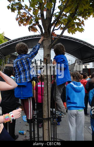 Bridgend Mash up Street Festival 19. Mai 2012 skateboarding live bands mit bunten Menschen alle genießen eine lustige Familientag Stockfoto