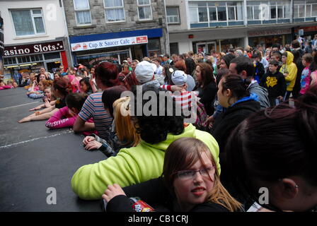 Bridgend Mash up Street Festival 19. Mai 2012 skateboarding live bands mit bunten Menschen alle genießen eine lustige Familientag Stockfoto