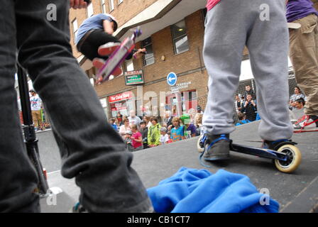 Bridgend Mash up Street Festival 19. Mai 2012 skateboarding live bands mit bunten Menschen alle genießen eine lustige Familientag Stockfoto