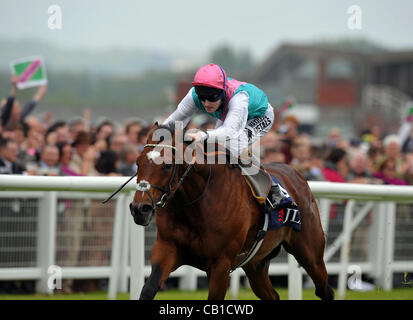 Frankel geritten von Tom Queally JLT Lockinge Stakes (britische Champions Series) (Gruppe 1) gewinnt 1m - Pferderennen in Newbury Racecourse, Berkshire - 19.05.2012 - Cl1 Stockfoto