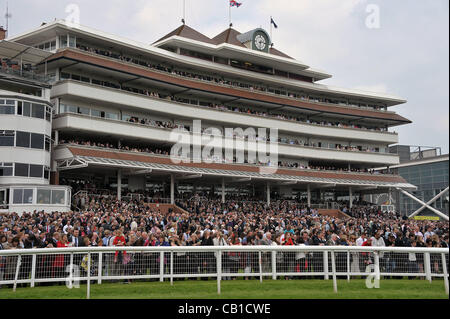 Newbury Menschenmenge vor dem JLT Lockinge Stakes (britische Champions Series) (Gruppe 1) Cl1 1m - Pferderennen in Newbury Racecourse, Berkshire - 19.05.2012 - obligatorische CREDIT: Martin Dalton Stockfoto