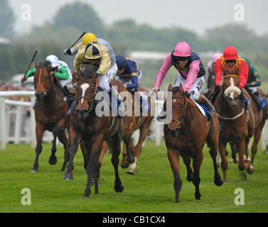 Palast Mond geritten von Tom Queally (rosa Farben) gewinnt die bluesq.com Handicap Cl2 6f8y von Pabusar geritten von Jim Crowley - Pferderennen in Newbury Racecourse, Berkshire - 19.05.2012 - obligatorische CREDIT: Martin Dalton Stockfoto