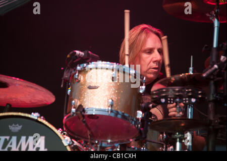 LINCOLN, CA - 19. Mai: Troy Luccketta mit Tesla führt auf Thunder Valley Casino Resort in Lincoln, Kalifornien am 19. Mai 2012 Stockfoto