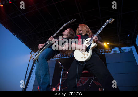 LINCOLN, CA - 19. Mai: Dave Rude und Frank Hannon mit Tesla führt auf Thunder Valley Casino Resort in Lincoln, Kalifornien am 19. Mai 2012 Stockfoto