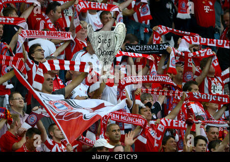 19.05.2012. München, Deutschland.  Anhänger der Münchner Jubel während der UEFA Champions League Fußball-Finale zwischen FC Bayern München und FC Chelsea an der Fußball Arena München in München, 19. Mai 2012. Stockfoto
