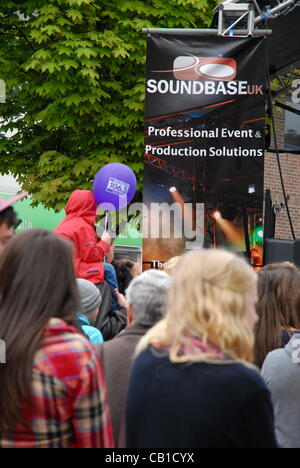 Bridgend Mash up Street Festival 19. Mai 2012 skateboarding live bands mit bunten Menschen alle genießen eine lustige Familientag Stockfoto